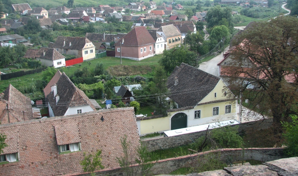 satul-biertan-vazut-din-biserica-fortificata